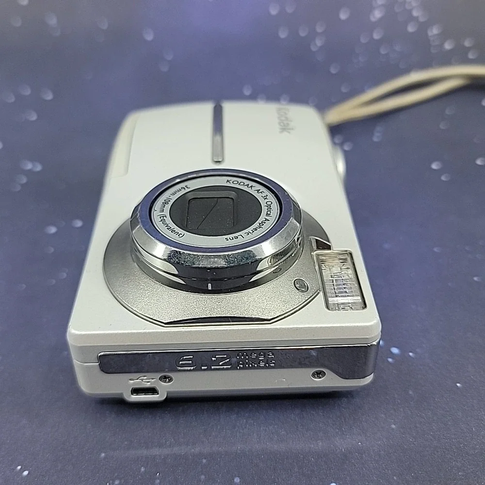 Kodak EasyShare C613 White Silver‎ Digital Camera 3X Zoom 6.2MP TESTED W/ ISSUES